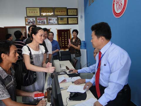 与会人员到黄石个私协分会办事大厅参观.JPG 与会人员到黄石个私协分会办事大厅参观.JPG